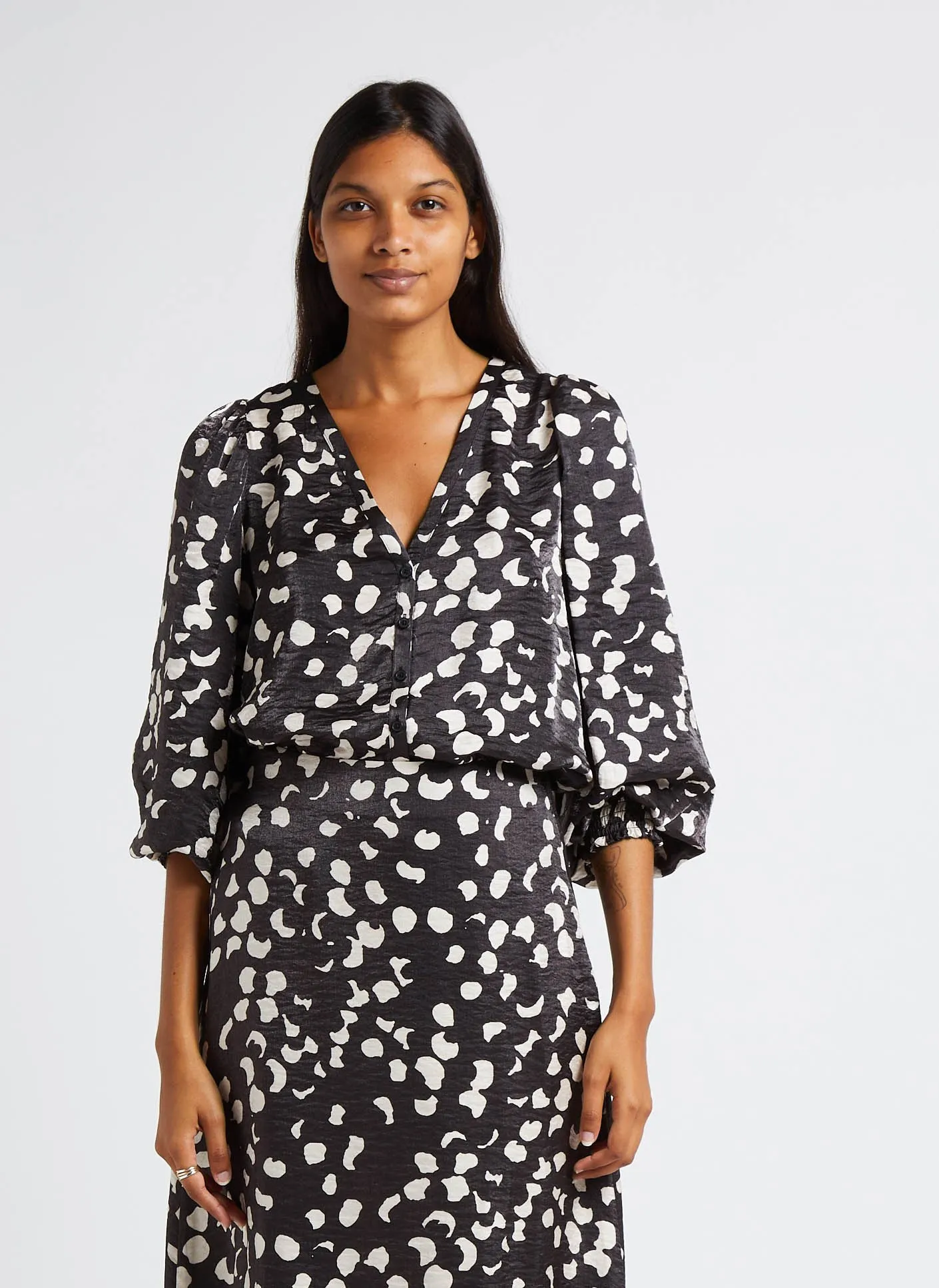 Chemise droite encolure V imprimée Noir OMIKA