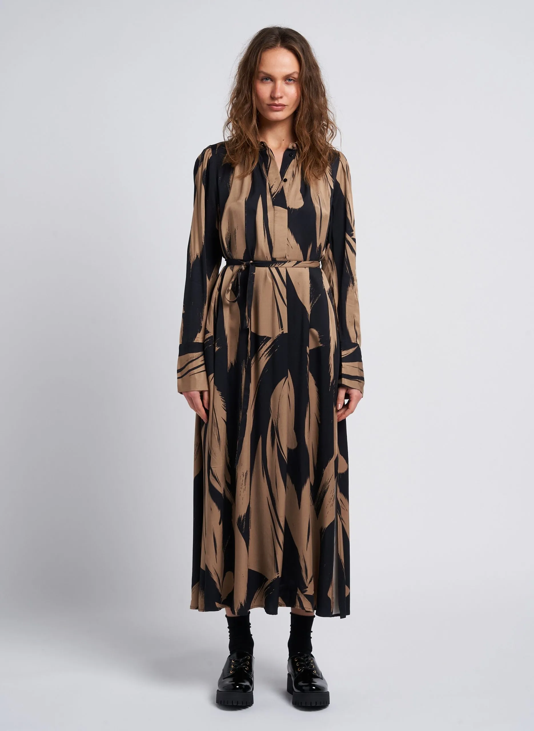 Robe longue col classique imprimée Noir JONE