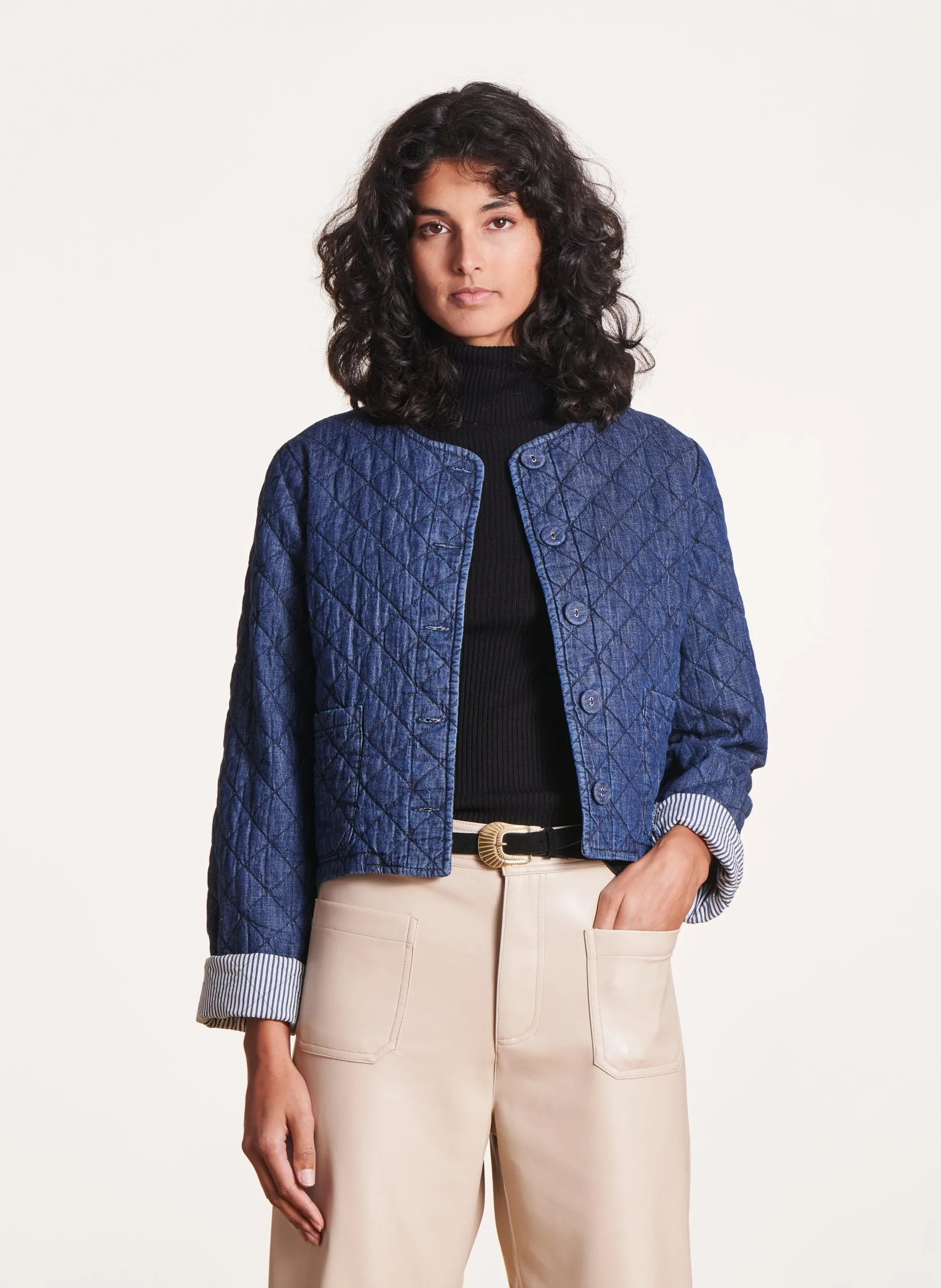 Veste courte matelassée en denim Bleu