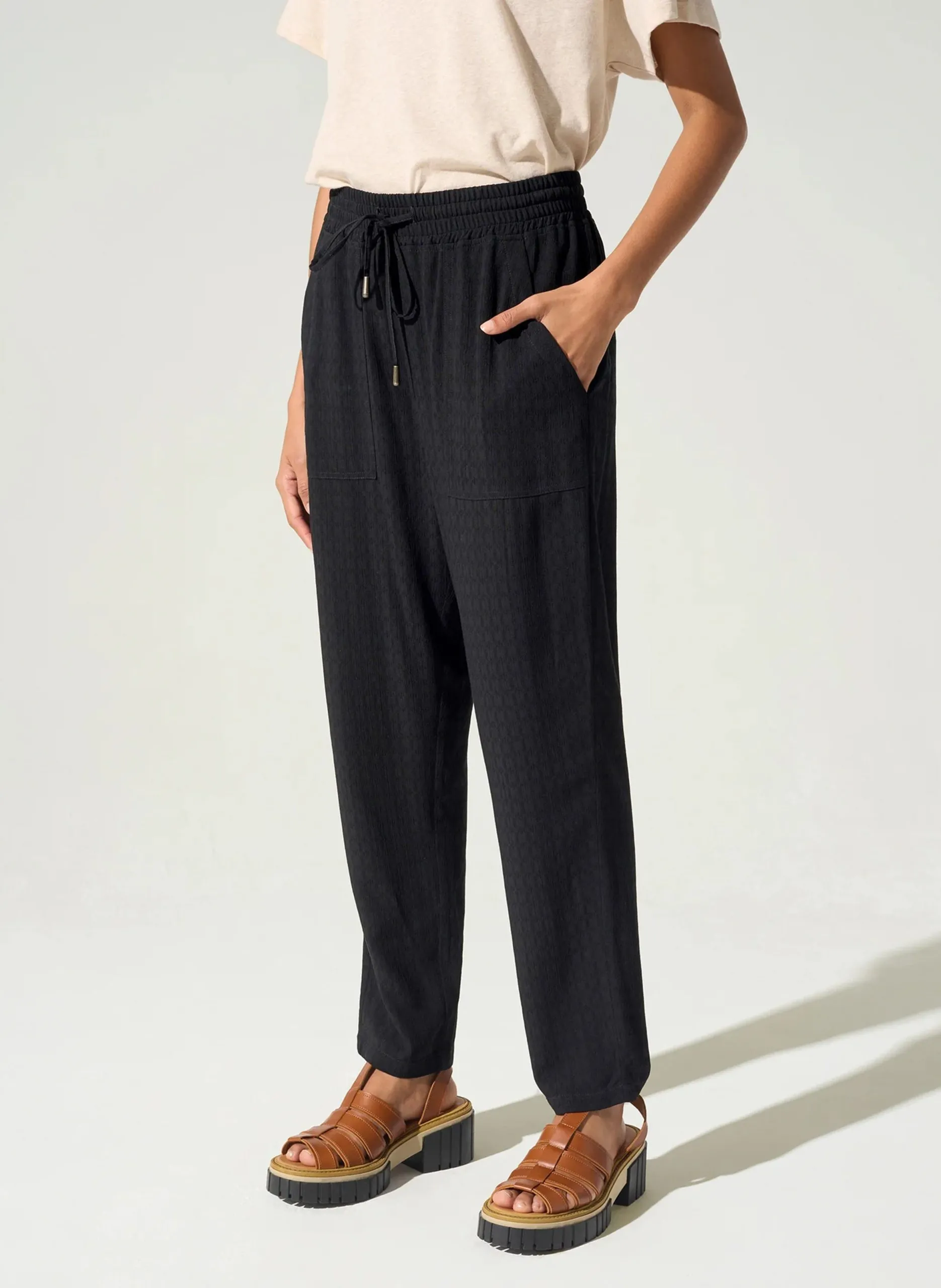 Pantalon casual droit broderies ton sur ton Noir