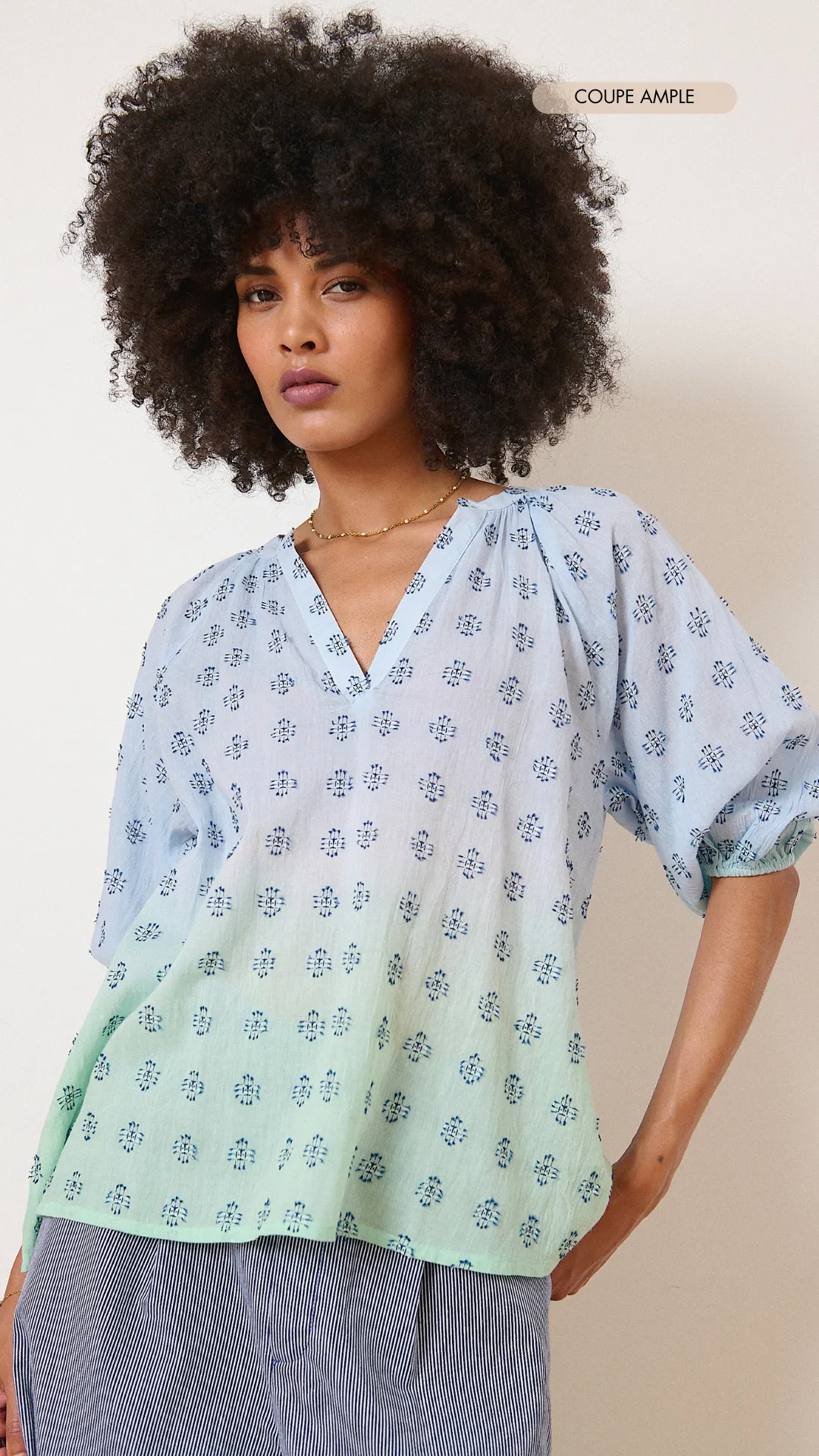 Blouse col v brodée Bleu NEROLI