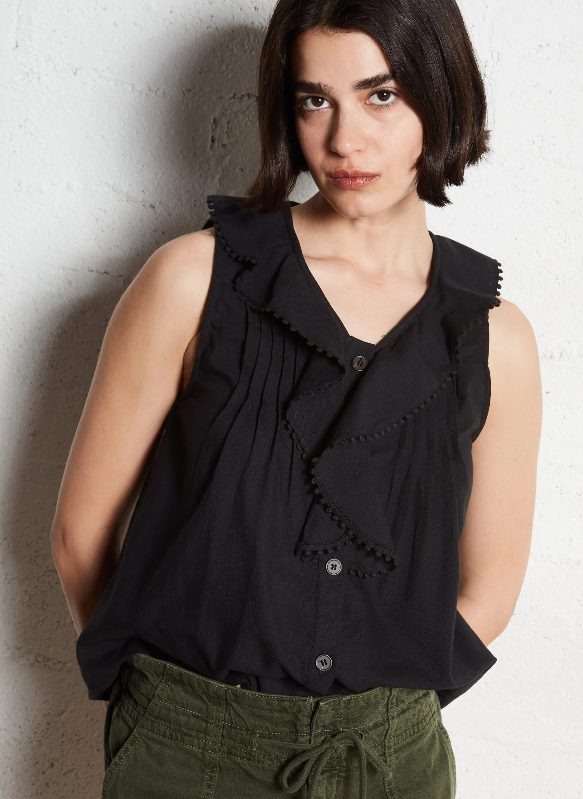 Top sans manches col à froufous Noir