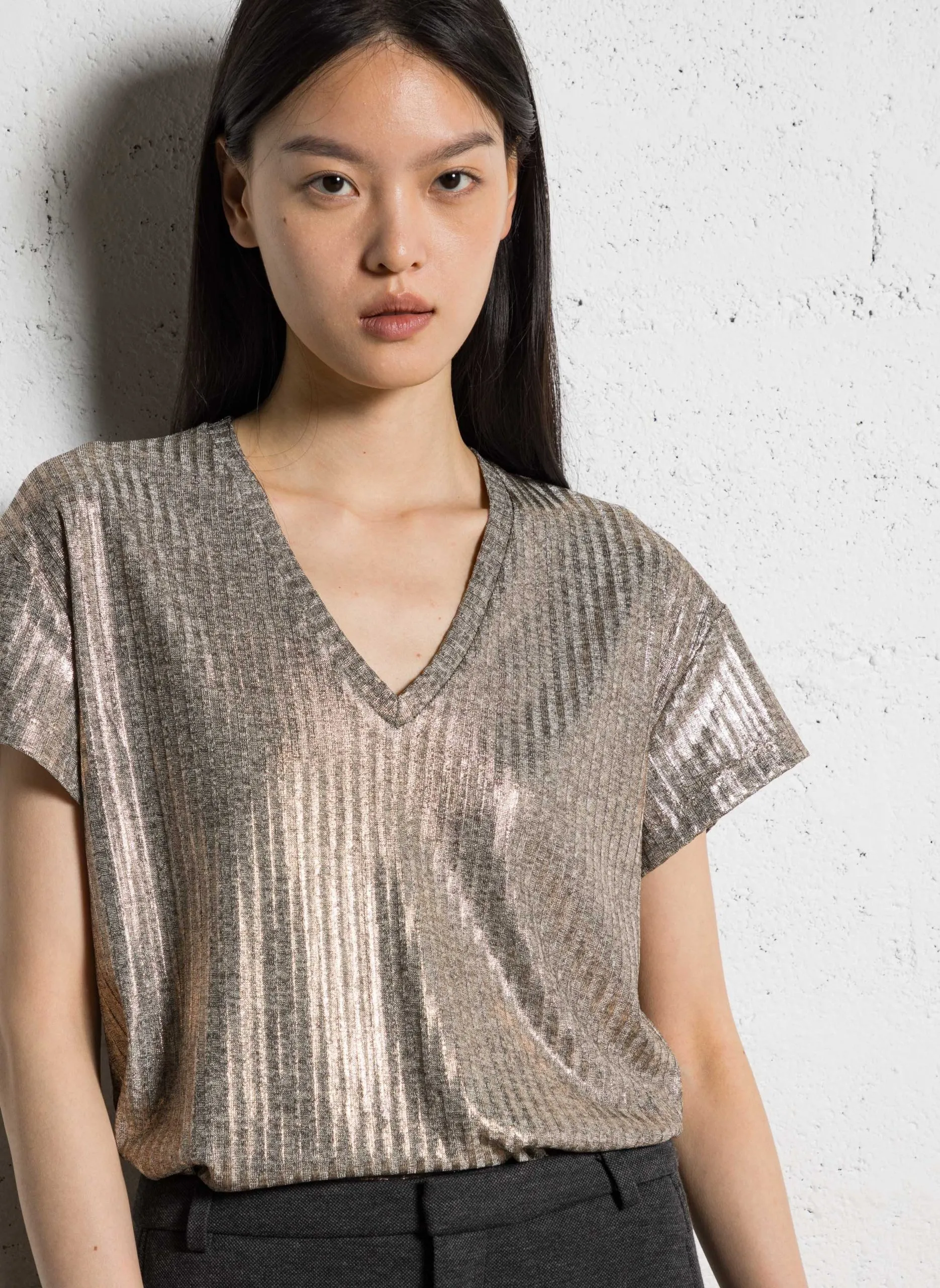 Tee-shirt col V effet côtelé métallisé Doré