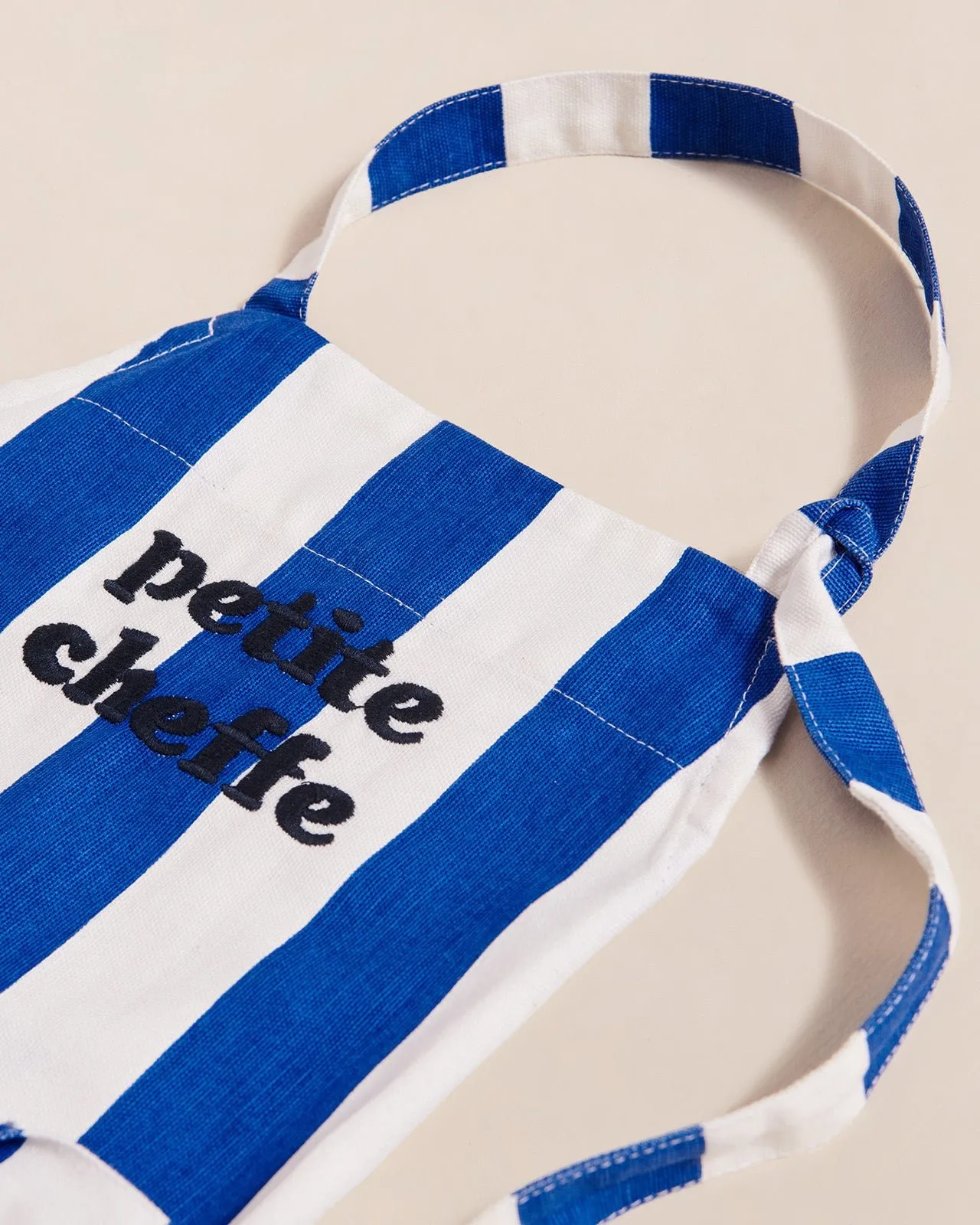 Le tablier petite cheffe à rayures en coton Bleu