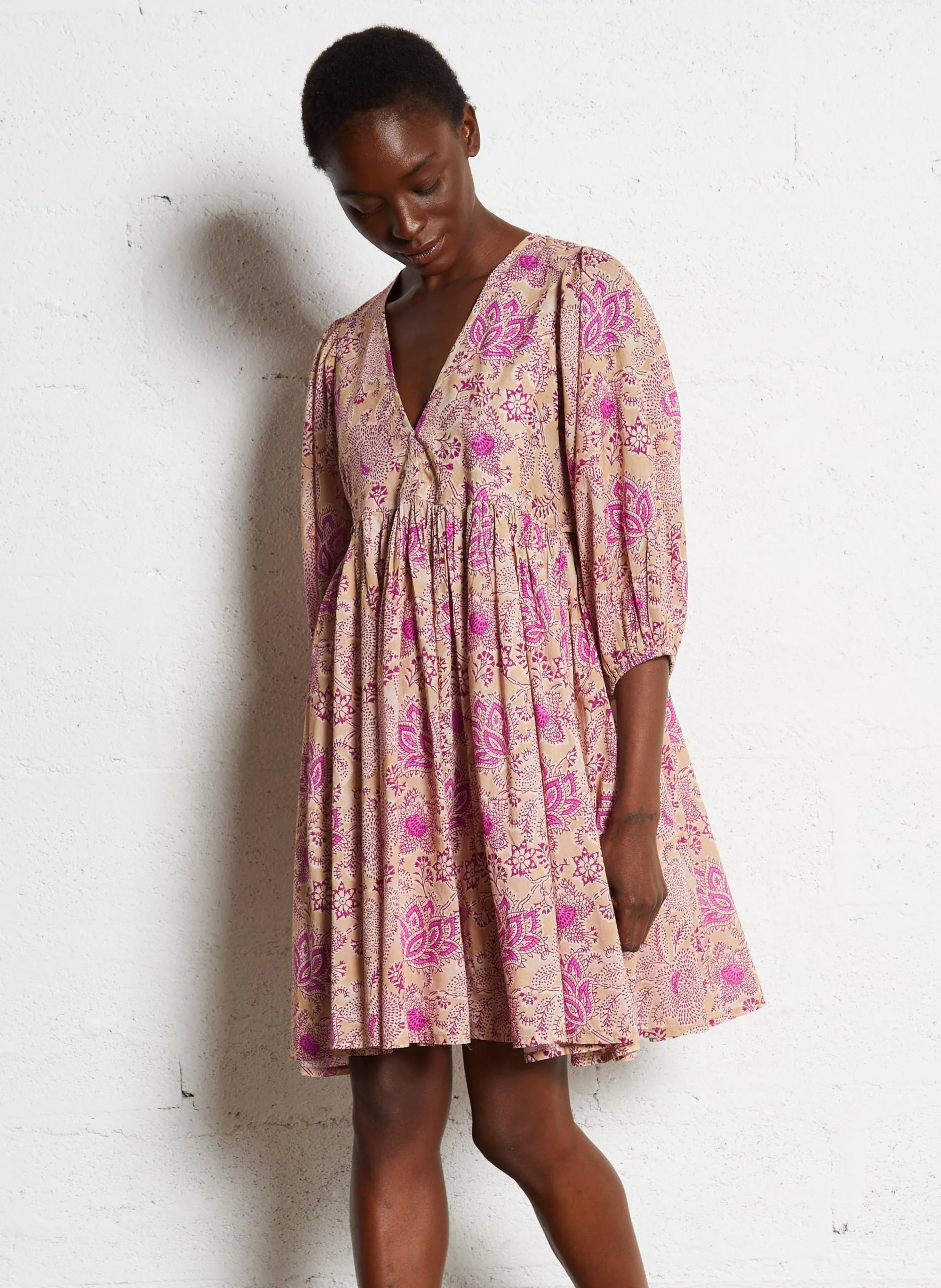 Robe courte col v à imprimé floral Violet SUBLIME