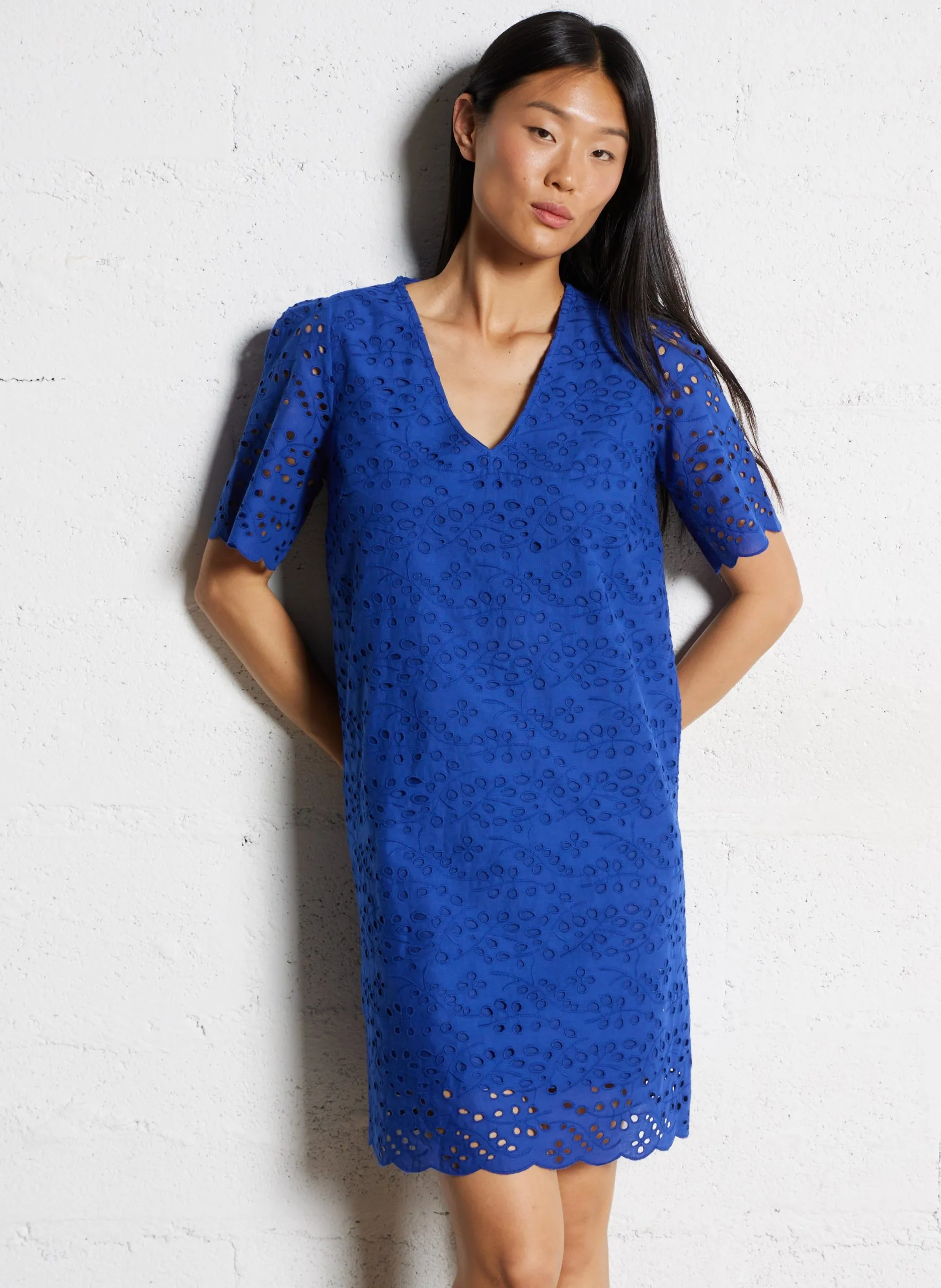 Robe courte en coton brodé Bleu RODEKA