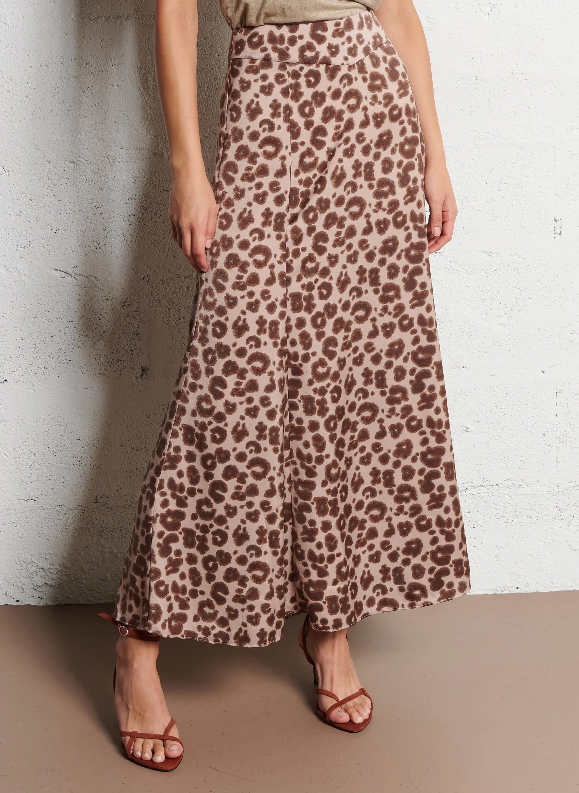Jupe longue évasée léopard en satin Beige BLAIRE