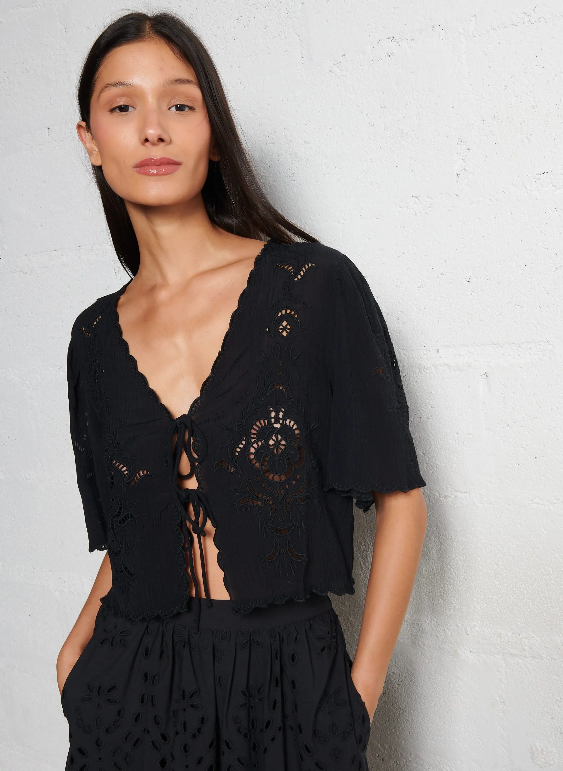 Top col v brodé Noir OLAYA