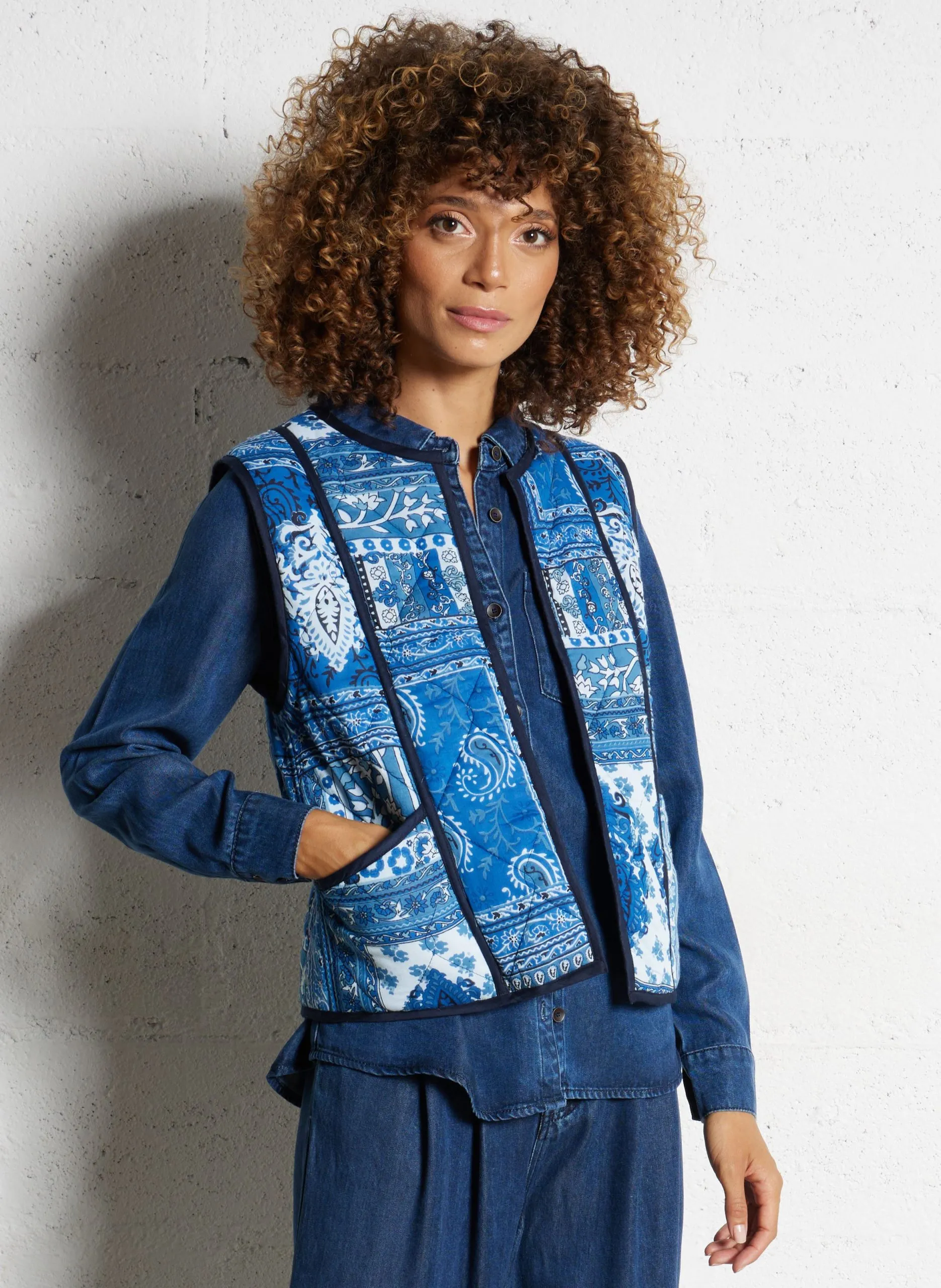 Veste matelassée sans manches patchwork Bleu VAY