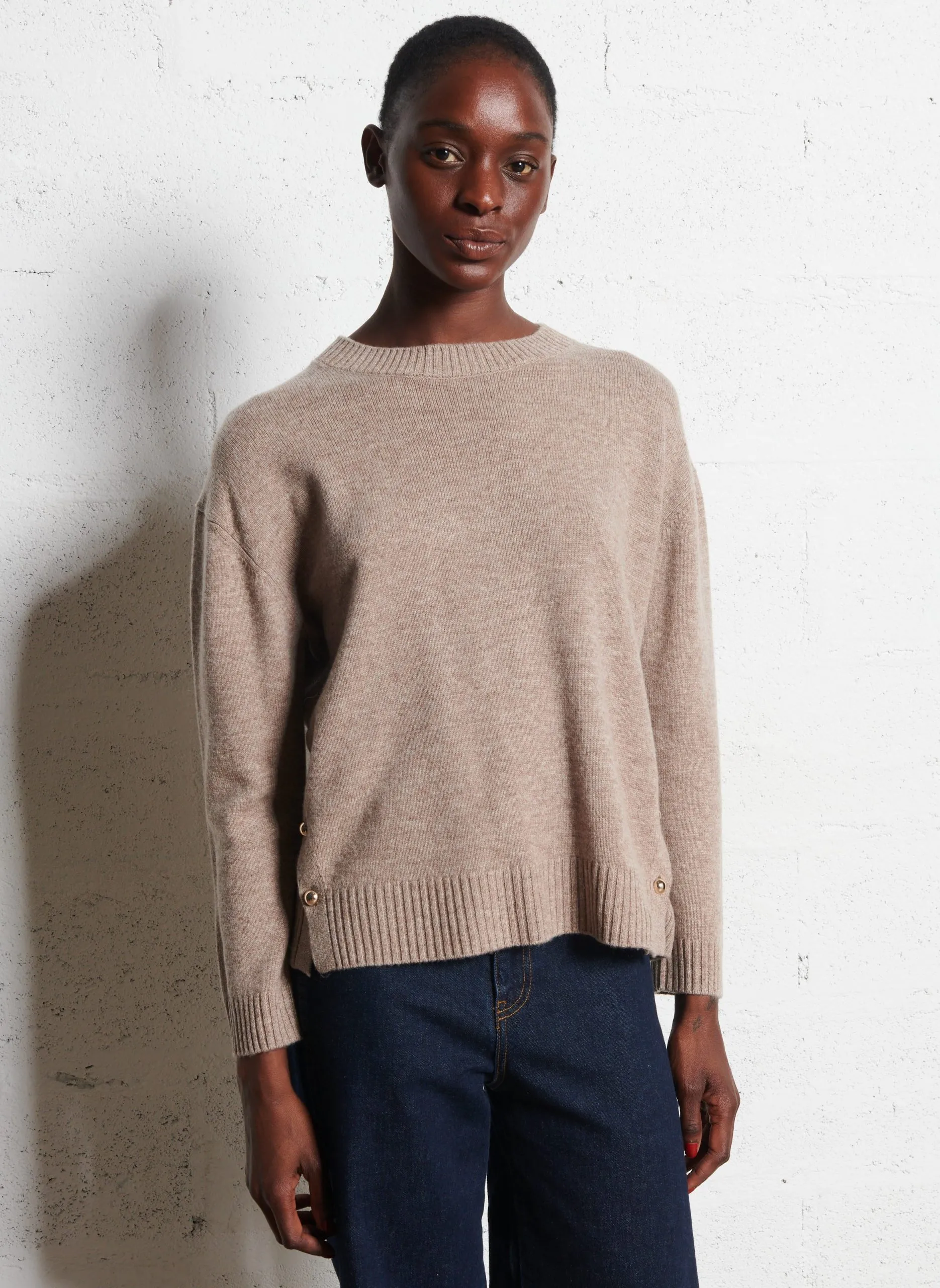 Pull col rond uni avec boutons en laine Beige ARIGATO