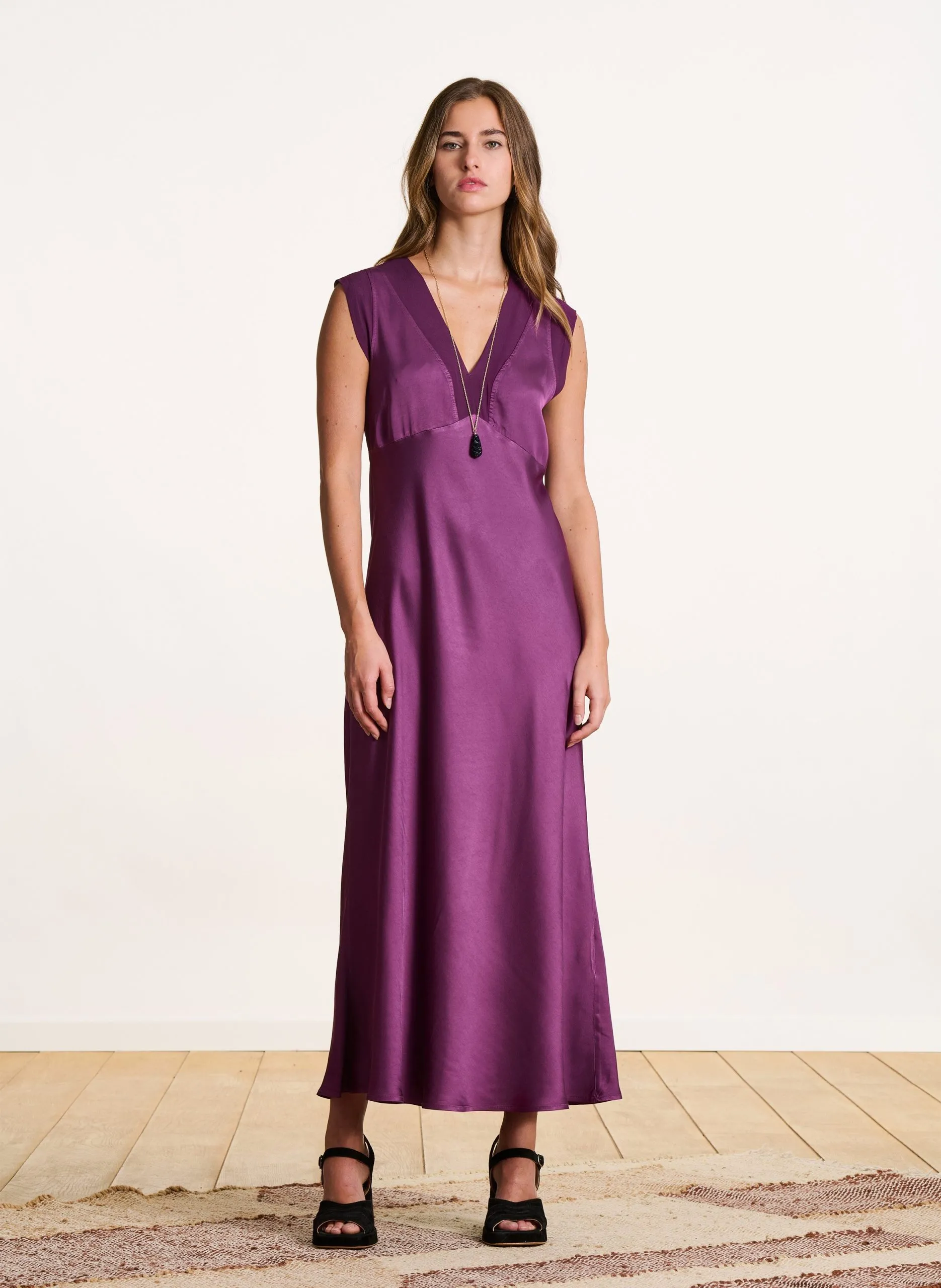 Robe longue satinée col v Violet