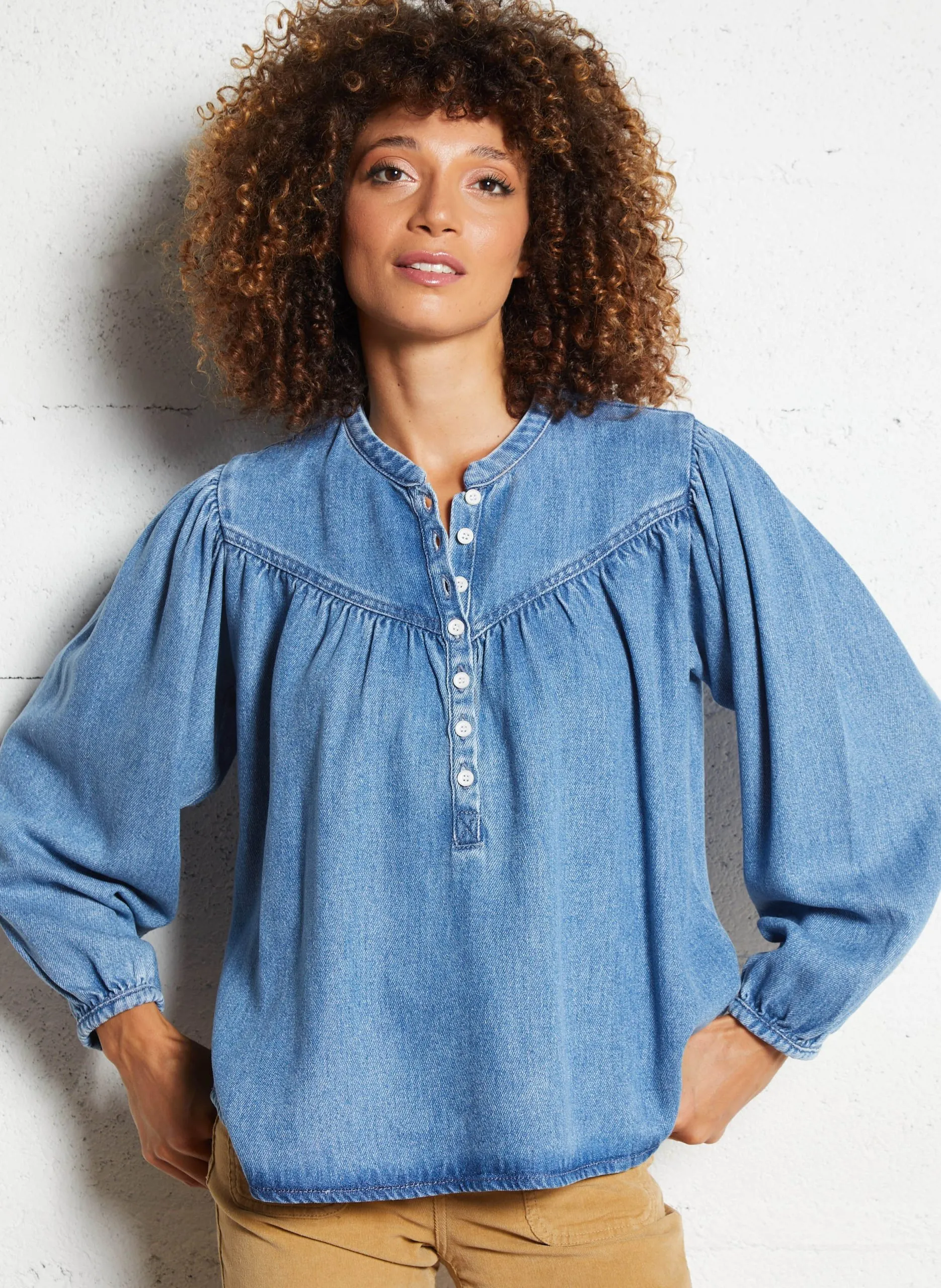 Blouse col rond boutonnée en denim Bleu LAURA
