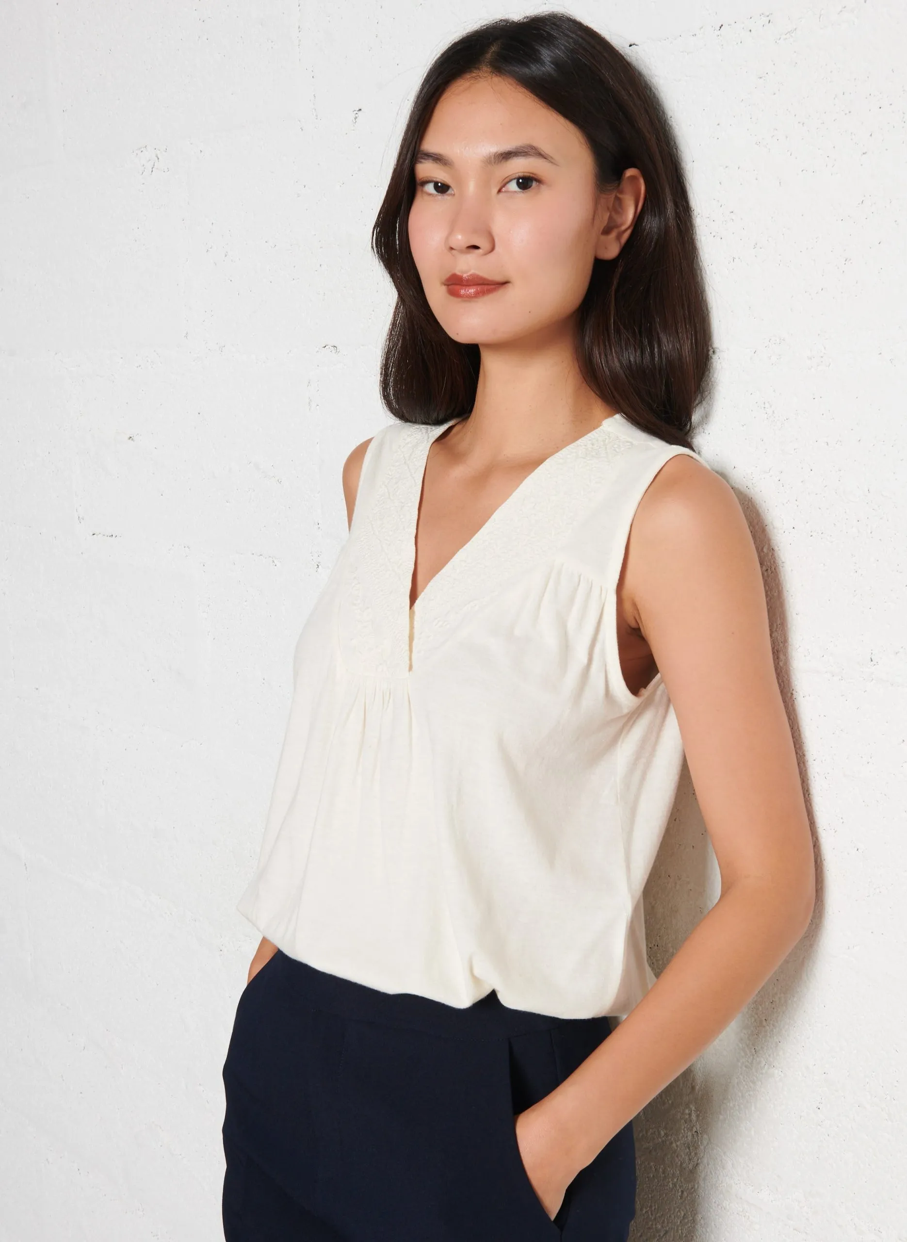 Top décolleté V brodé sans manches Beige FELIX