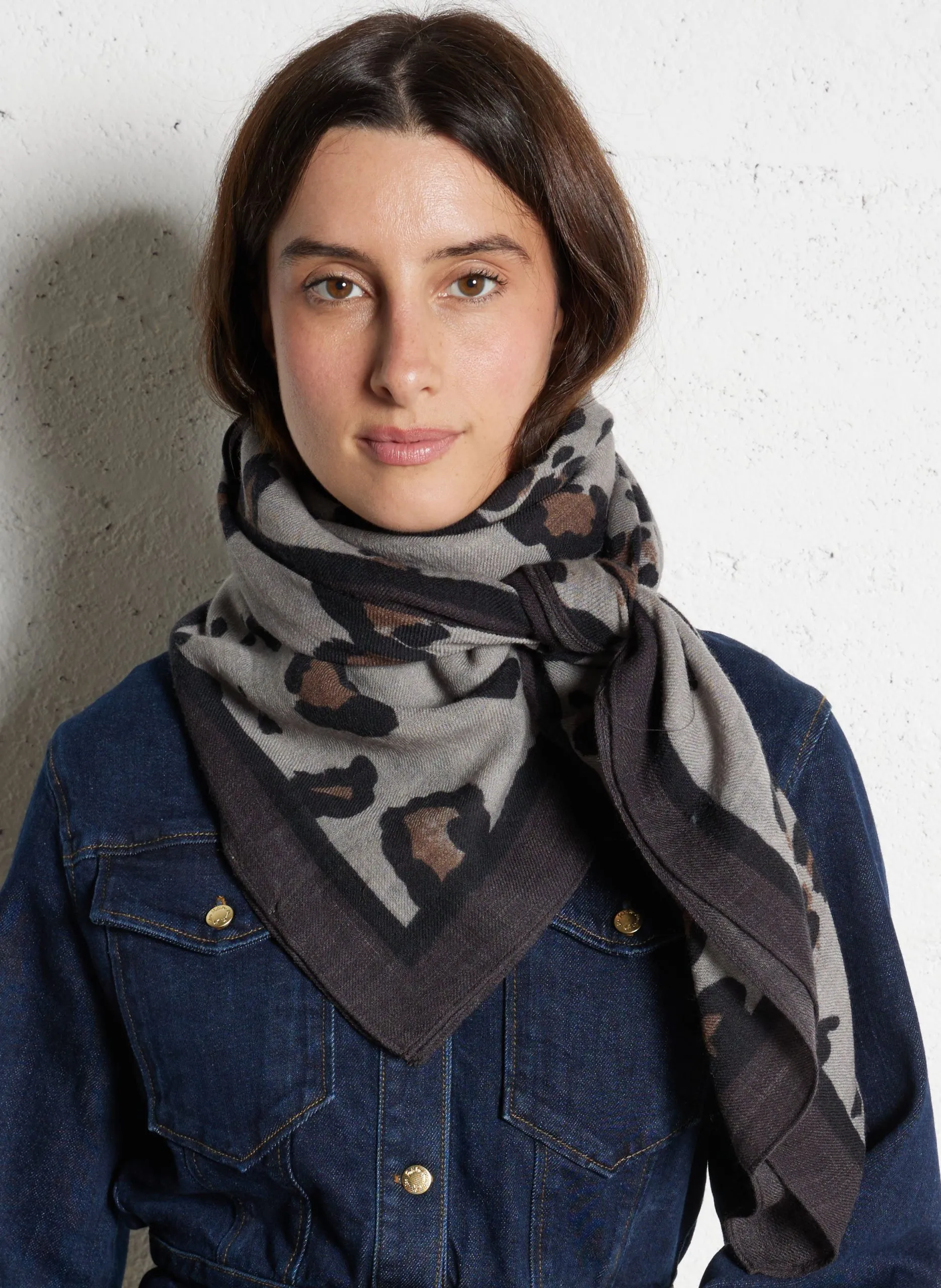 Foulard imprimé en laine Gris LEOPARD SQUARE